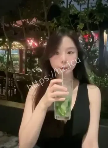 高端会所与三男亲密互动曝光