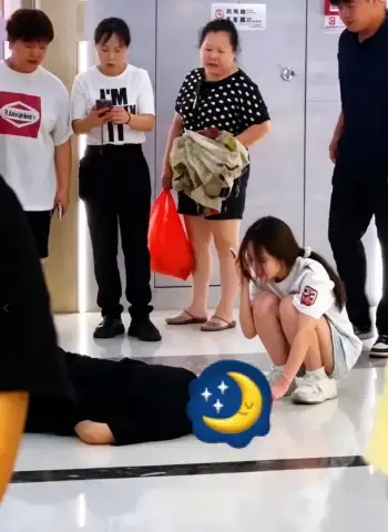 男生分手后三楼跳下